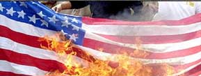متظاهرون اردنيون يحرقون علم الولايات المتحدة رفضا لوجود جنودها بالمملكة 