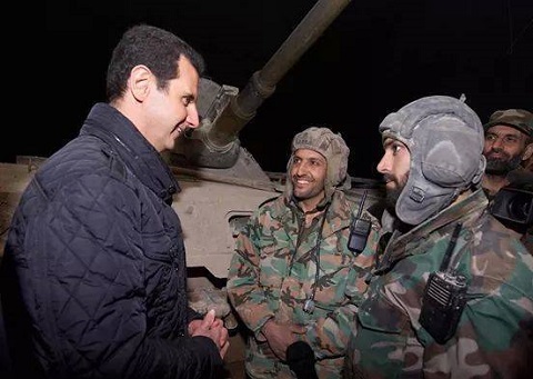حضور بشار اسد در خط مقدم در جمع سربازان 