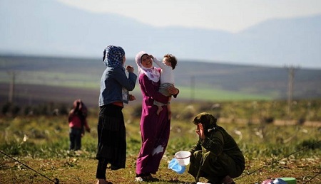 فرار زنان سوری از مناطق تحت کنترل تکفیری ها