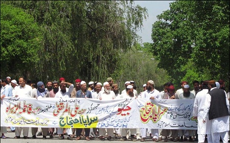 توهین به حضرت علی (ع) و حضرت فاطمه زهرا (س) در شبکه جیو و اعتراض مردم پاکستان + تصاویر
