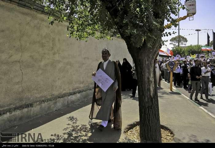 حاشیه های راهپیمایی پانزده خرداد در قم در مورد بحران خشکسالی در خواست مناظره با رئیس جمهور محترم دکتر حسن روحانی در مورد اقتصاد کشور 