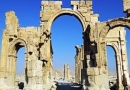 ซุ้มประตูโค้งอายุราว 2,000 ปีซึ่งได้รับการขนานนามว่า “ประตูชัย” แห่งเมืองมรดกโลกพัลไมราของซีเรีย ถูกกลุ่มติดอาวุธรัฐอิสลาม (ไอเอส) ระเบิดทำลายจนย่อยยับ